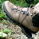 Wanderschuh, Sohle mit Schnürsenkel befestigt