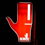 Rote Hand als Leuchtreklame am Haus, in der Nacht aufgenommen