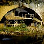 Lebensgroe Krippe in einer Hhle beim Fluss