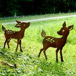 2 kleine hübsche Rehe aus Eisen im Gras