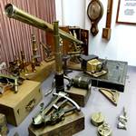 Alte optische Instrumente im Schaufenster