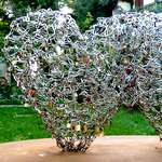 2 groe Herzen aus Ketten für Liebesschlösser als Kunstwerk