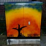 Bunt als Oase bemaltes Schalthäuschen