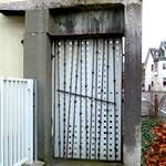 Alte Türe mit Schmiedeeisenverzierungen