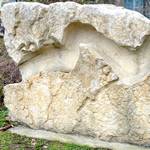 Karststein mit ausgespültem Gang