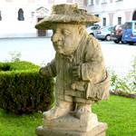 Steinfigur Zwerg im Garten des Schlosses in Steyr