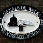 Alte Plakette am Kanal