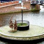 Verkehrsinsel mit Wegweiser im Kanal