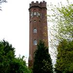 Schmaler hoher Turm von der Seite