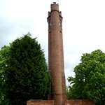 Schmaler hoher Turm von vorne