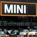 Ein Autohaus nur mit MINI in allen Variationen