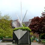 Kunstwerk mit langen Staeben in der Mitte des Kreisverkehrs