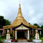 Goldene Peace Pagode mit 2 Loewen davor