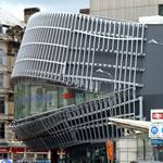 Kunstvoller Eingang zur Bahnhof, muschelaehnlich