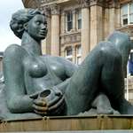 Brunnen mit liegender Frau und Adam / Eva am anderen Ende