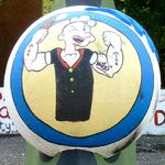 Bemalung des Globus vor dem Martin-Behaim-Gymnasium von den Abiturienten 2014: Popeye