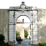 Torbogen markiert das Ende des alten Roemerstrasse