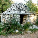 Huette aus aufeinandergelegten Steinen - Kazun