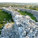 Wieder aufgebaute alte Steinmauern einer Siedlung 2000 Jahr v. Chr.