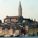 Kirche Eufemia von Rovinj vom Hafen aus zu sehen