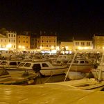 Hafen von Rovinj bei Nacht