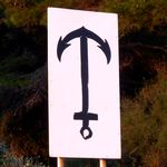Schild mit auf dem Kopf stehenden Anker