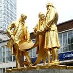 Denkmal mit 3 goldenen Maennern