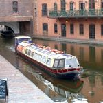 Ausflugsboot im Kanal