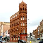 Schmales Backsteinhaus mit Turm