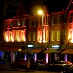 Schoen beleuchtetes altes Haus in der Nacht