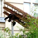 Brauner Dreifachdecker mit Blumen gebildet