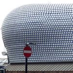 Modernes geschwungenes Dach eines Bahnhofs aus runden silbernen Scheiben