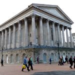 Der Tempel mit den vielen Saeulen ist die alte Konzerthall Town Hall