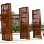 Kunstwerk mit groen braunen Quadern aus Draht