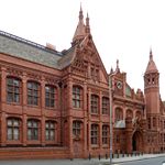 Schoenes alter Fabrikgebaeude aus rotem Stein im Zuckerbaeckerstil