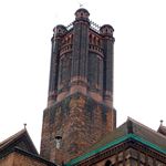 Grosses Backsteingebaeude mit huebschen Turm