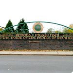 Schriftzug 1, der in einem Kreisbogen mit goldnen Lettern angebracht ist