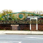 Schriftzug 2, der in einem Kreisbogen mit goldnen Lettern angebracht ist