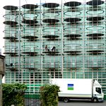 Modernes Haus mit luftigen Balkonen