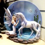 Gefluegeltes Maedchen kniet vor weissem Pferd - Kitsch pur