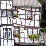 schiefes Fachwerkhaus