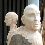 2 Koepfe aus einem Baumstamm geschnitzt