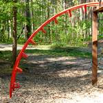 Spielplatzhaus mit roter runder Leiter