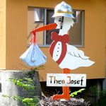 Storch mit Feuerwehrhelm, der Baby bringt