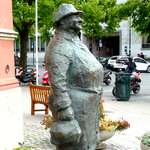 Bronzefigur einer molligen Dame