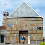 Kirche des Nonnenklosters mit Fassade aus braunen Dokorsteinen