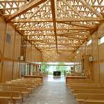 Hello Innenkonstruktion aus Holz mit Glasfassade der Kirche