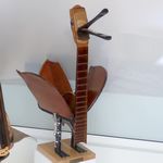 Tierfigur aus Teilen einer Geige