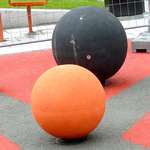 Bunte grosse Kugeln auf neuem Spielplatz
