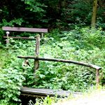 Idyllisches Plaetzchen mit Holzbruecke und Bank